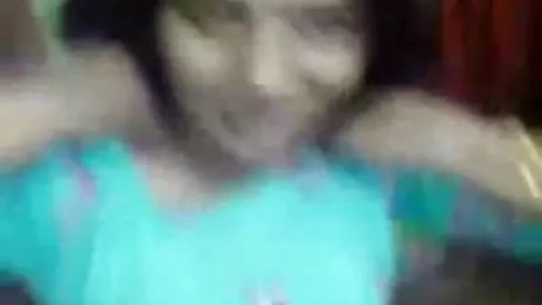 الطفل الصغير ركوب الخيل ديك في جميع أنحاء الغرفة جنس عربي حديث